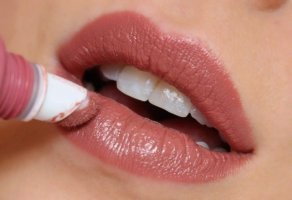 Mẹo đánh son lâu phai mà không khô môi