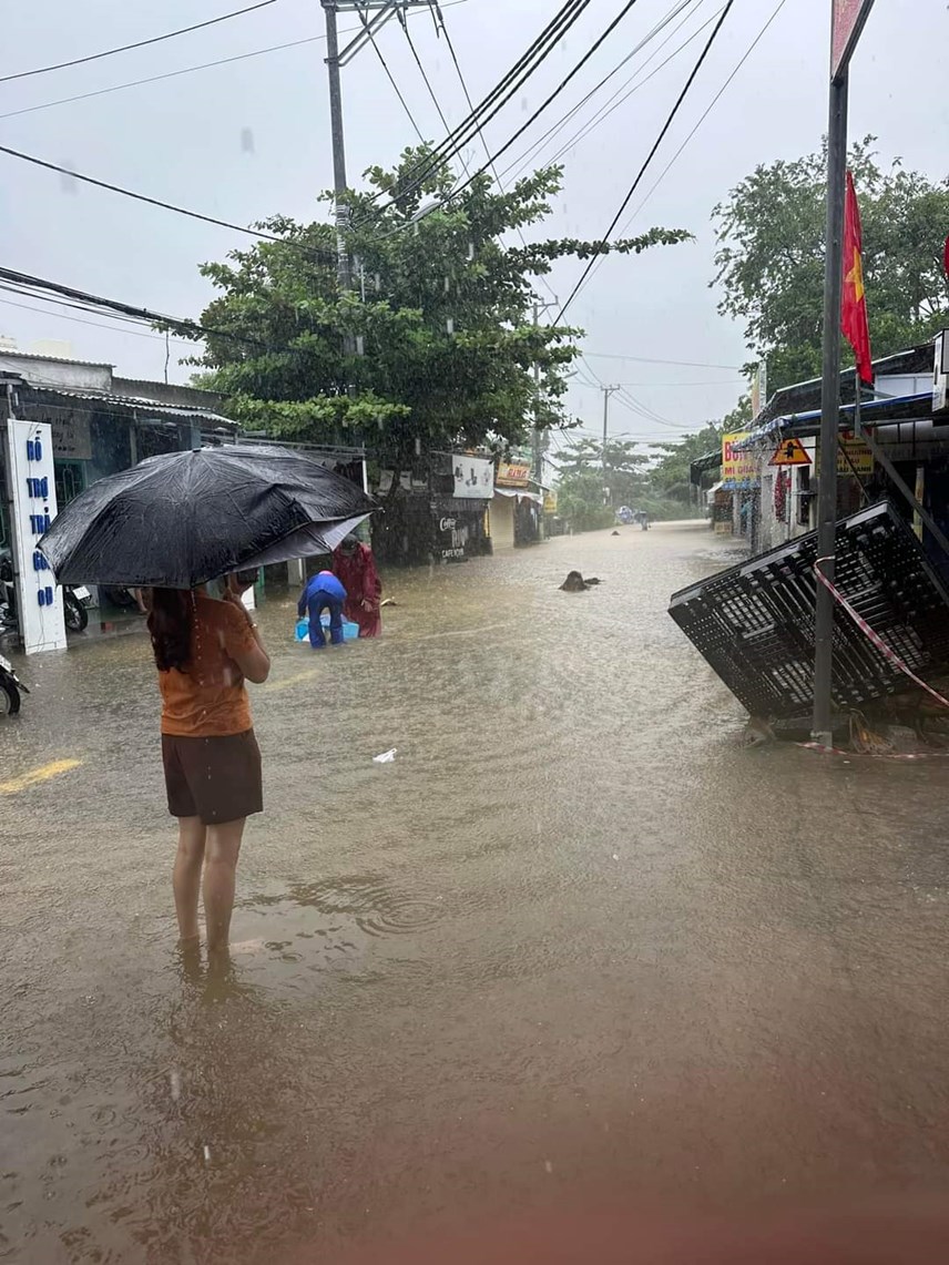 Đà Nẵng: Hàng ngàn người ở tuyến đường Mẹ Suốt phải sơ tán vì mưa ngập